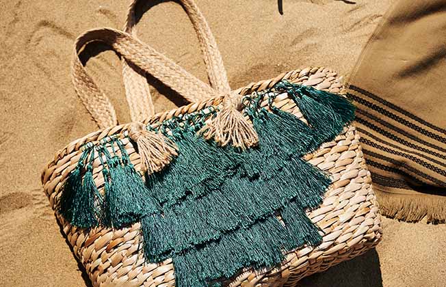 Straw Bag Round Form Tassel Details